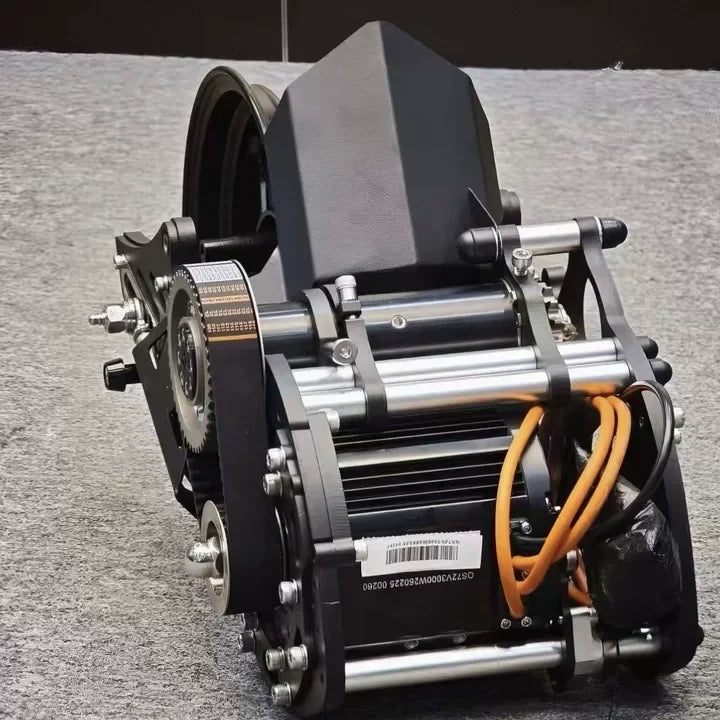 Detalle posterior del motor de 3000W, la estructura y los cables de potencia naranjas